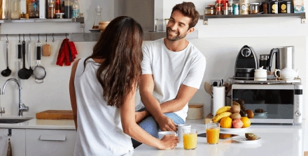 Casal jovem toma pequeno almoço com alimentos saudáveis