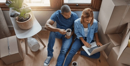 Casal a fazer uma simulação online do seguro vida crédito casa.