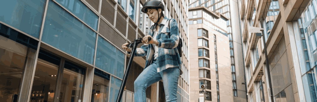 Jovem com capacete circula de trotinete elétrica