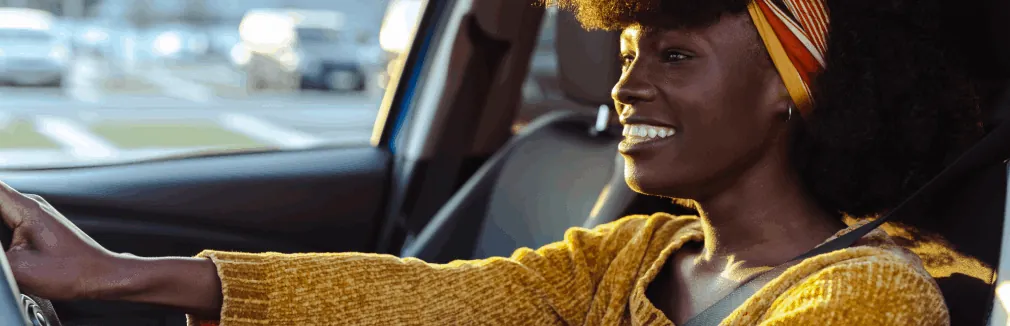 Jovem condutora feliz, a conduzir com segurança.