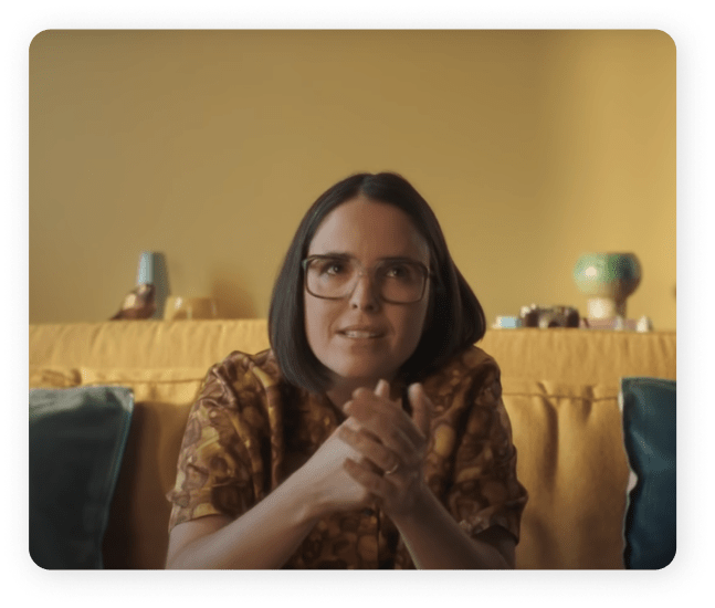 Joana Marques pensativa  no sofá