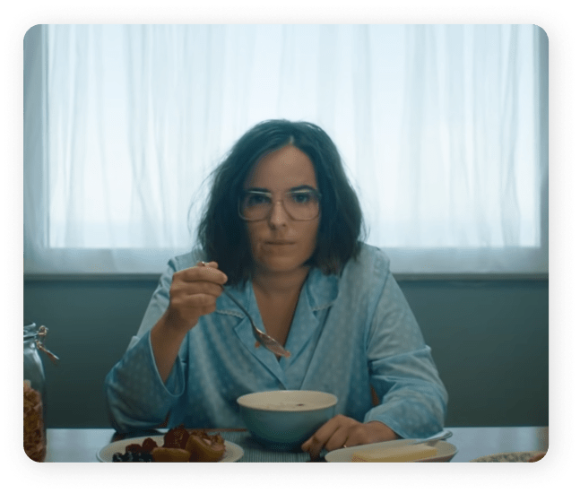 Joana Marques a tomar o pequeno-almoço