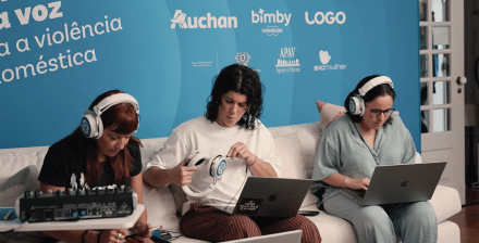 Joana Marques, Inês Lopes Gonçalves e Ana Galvão ao computador