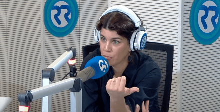 Inês Lopes Gonçalves a falar ao microfone.