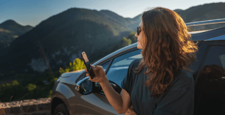escolher-seguro-automovel Jovem feliz encostada a um carro, a escolher seguro automóvel novo.