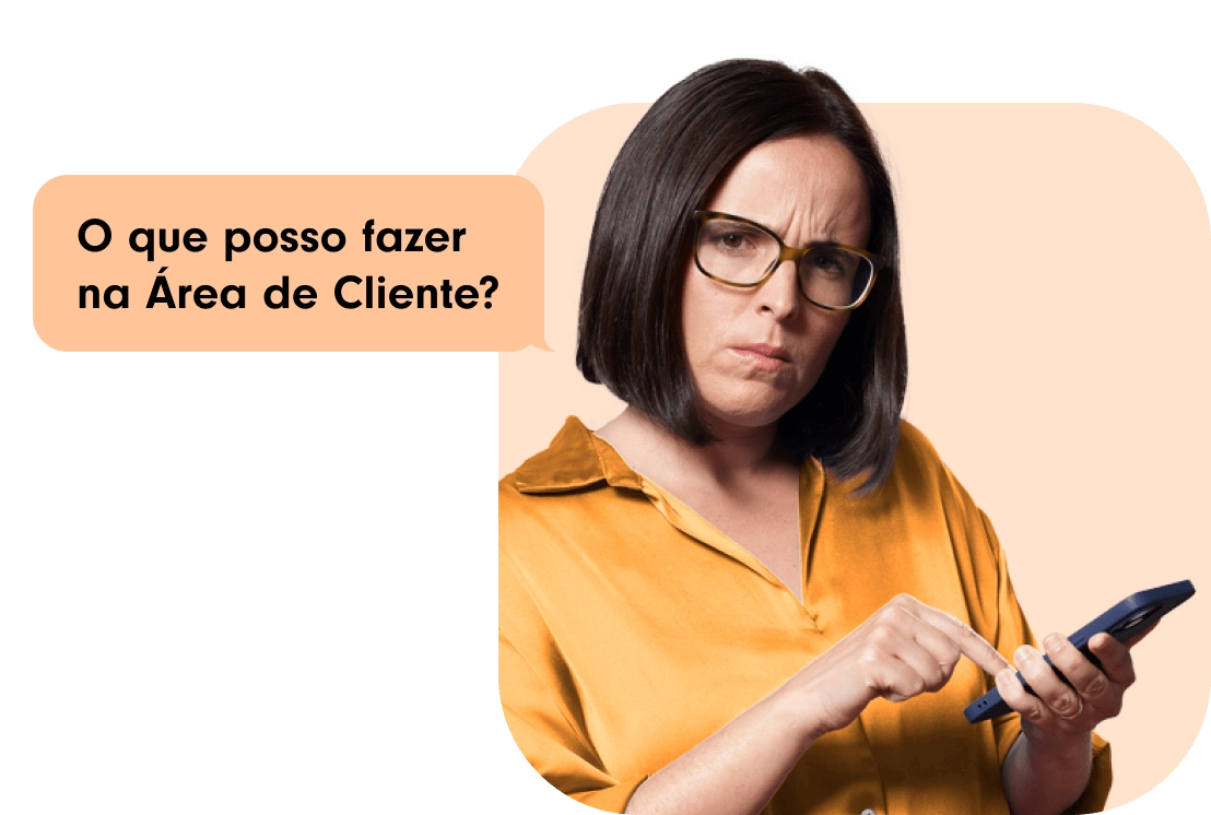 Joana Marques com telefone na mão