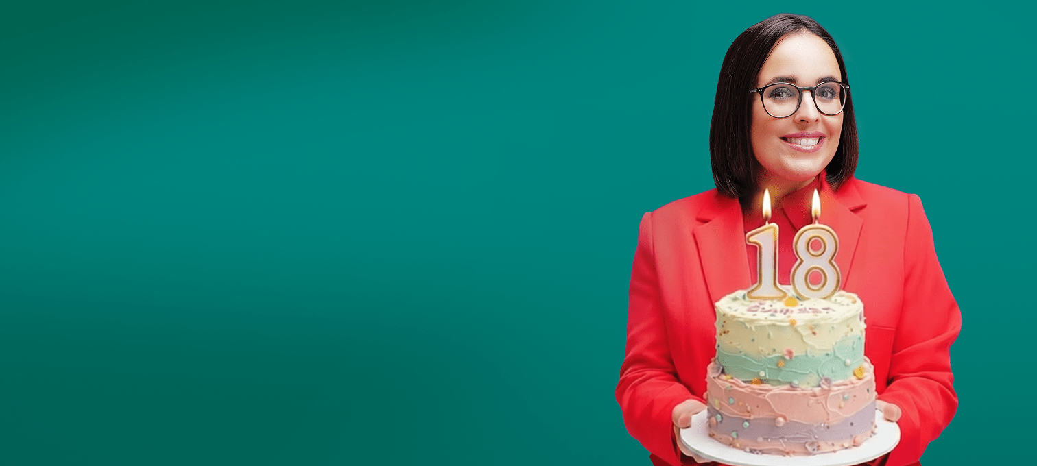 Joana Marques a segurar bolo de aniversário 18 anos