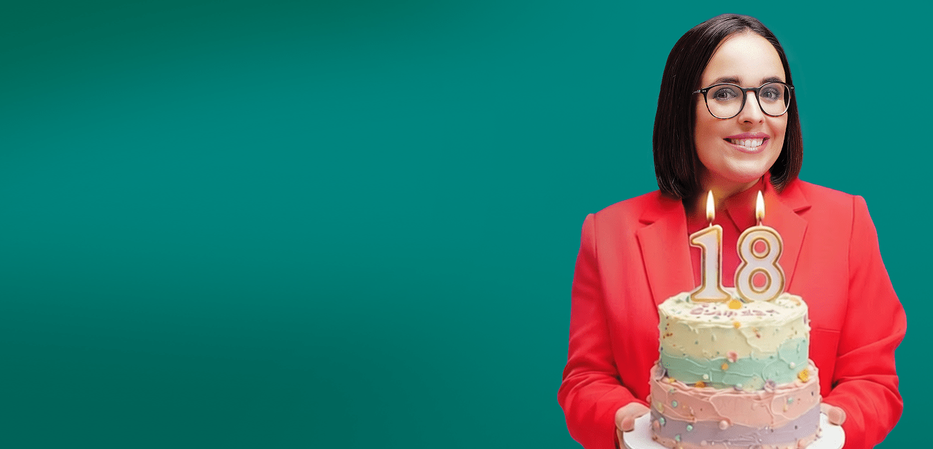 Joana Marques a segurar bolo de aniversário 18 anos