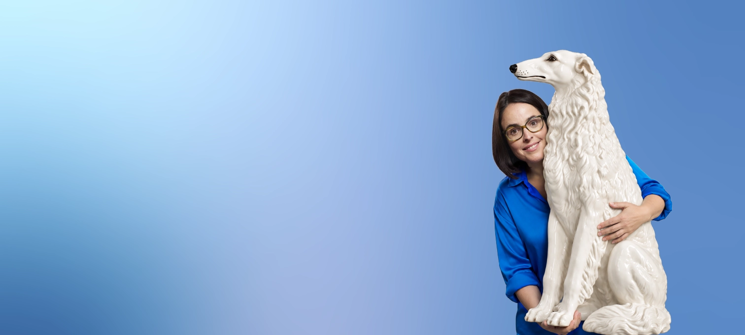 Joana Marques a pegar em cão de porcelana