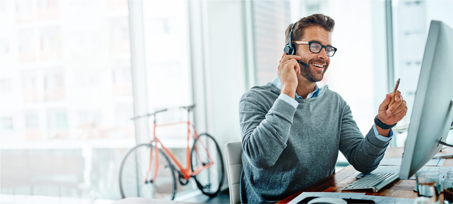 homem a falar ao telefone, com bicicleta ao fundo