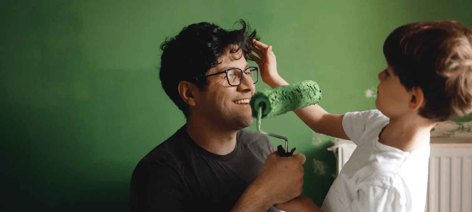 Avô e neto a interagir.